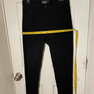 Pantalón de mujer ceñido al cuerpo. Peso 130